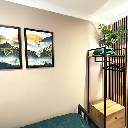 Modern House Sleeps 6 Holiday home *
