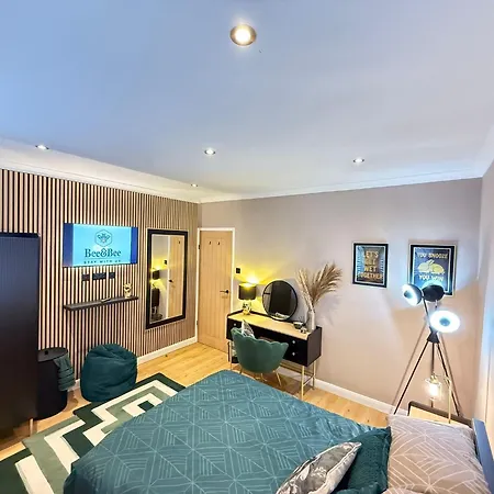 Vakantiehuis Modern House Sleeps 6 *