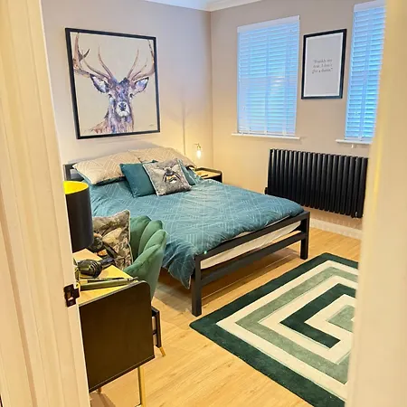 Modern House Sleeps 6 Holiday home *