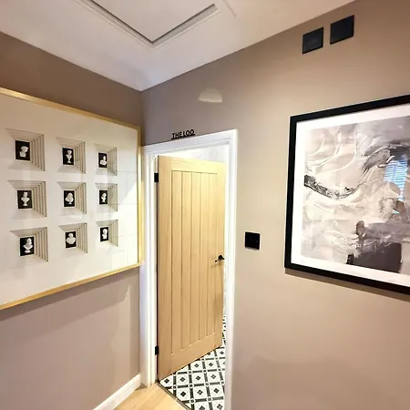 Modern House Sleeps 6 Vakantiehuis *