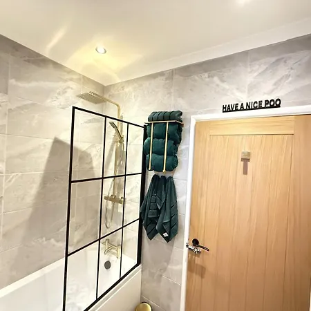 Modern House Sleeps 6 *