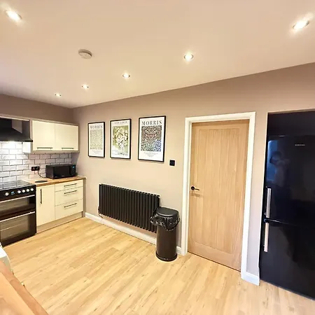 Vakantiehuis Modern House Sleeps 6