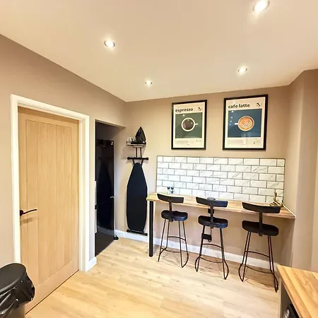 Modern House Sleeps 6 Ferienhaus *