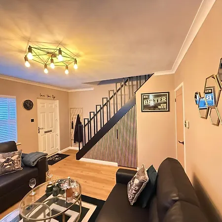 Modern House Sleeps 6 Holiday home *