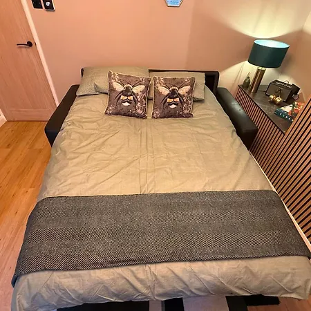 Modern House Sleeps 6 *