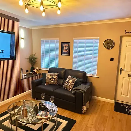 Vakantiehuis Modern House Sleeps 6 *