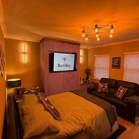 Modern House Sleeps 6 Holiday home *