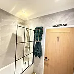 Modern House Sleeps 6 *