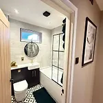 Feriehus Modern House Sleeps 6